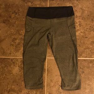 Lululemon cropped pant size 6 olive green & black